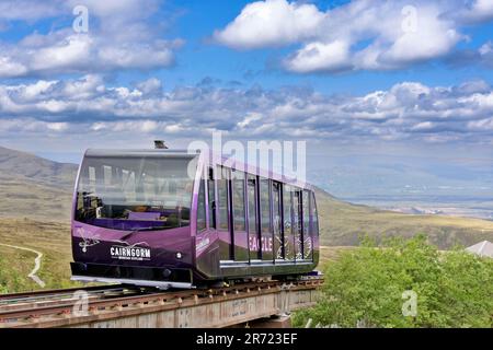 Aviemore Schottland Frühsommer Cairngorm Mountain die Seilbahn Eagle und Blick auf das entfernte Aviemore Stockfoto