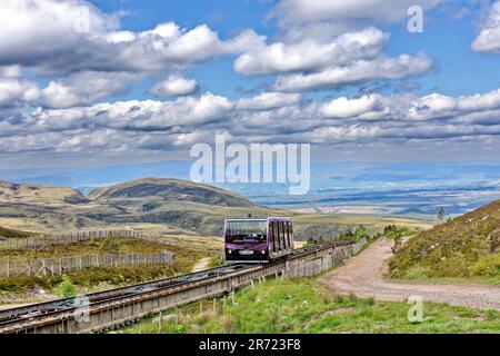 Aviemore Schottland Frühsommer Cairngorm Mountain der Eagle Standseilzug verlässt die Basisstation Stockfoto