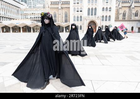 London, Großbritannien. 12. Juni 2023. Eine Koalition, zu der Global Justice Now, Extinction Rebellion und Debt Justice gehören, protestiert gegen die Ernennung des CEO der Abu Dhabi National Oil Company (ADNOC), Sultan Al Jaber, zum Präsidenten des UN-Klimagipfels COP28 außerhalb der Büros des Öl- und Gasindustrieverbandes IPIECA. Kritiker stellen fest, dass COP28 die ADNOC zwar bereits Maßnahmen zur Begrenzung des globalen Temperaturanstiegs entwickelt hat, dass sie jedoch plant, die Produktion fossiler Brennstoffe zu erhöhen. Kredit: Ron Fassbender/Alamy Live News Stockfoto