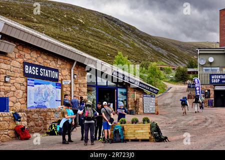 Aviemore Schottland Frühsommer Cairngorm Mountain Walkers oder Wanderer außerhalb der Basisstation Stockfoto