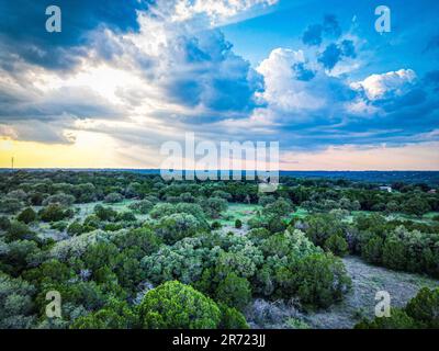 Ein spektakulärer Blick auf einen strahlenden Sonnenuntergang in der texanischen Wüste Stockfoto