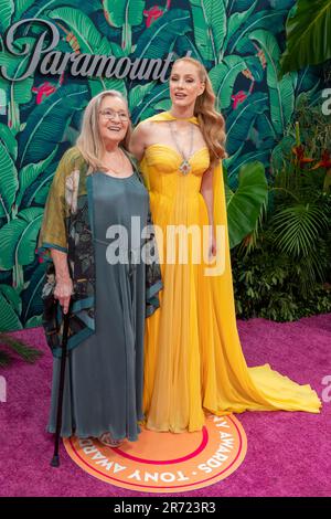 New York, New York, USA. 12. Juni 2023. (NEU) die jährlichen Tony Awards 76. 12. Juni 2023, New York, New York, USA: Marilyn Herst und Jessica Chastain nehmen am 11. Juni 2023 im United Palace Theater in New York City an den jährlichen Tony Awards 76. Teil. (Kreditbild: © M10s/TheNEWS2 via ZUMA Press Wire) NUR REDAKTIONELLE VERWENDUNG! Nicht für den kommerziellen GEBRAUCH! Stockfoto