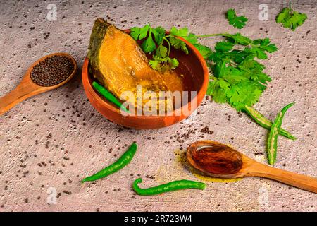 Traditionelle bengalische Küche Sorshe Ilish Bhapa mit Kopierbereich Stockfoto