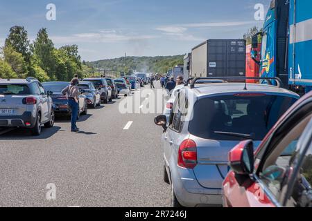 Ein Überfall auf eine französische Autobahn, verursacht durch einen LKW-Brand. Stockfoto