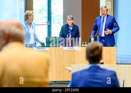 König Willem-Alexander von den Niederlanden am 12. Juni 2023 im Provincial House in Assen über die Politik im Provinzrat von Drenthe informiert zu werden. Während des Treffens wird der für die Kings zuständige Kommissar die aktuellen politischen Beziehungen in der Provinz erläutern. Foto: Albert Ph vd Werf/Netherlands OUT/Point De Vue OUT Stockfoto