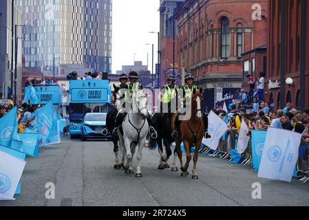 Montierte Polizisten patrouillieren die Route vor der Treble Parade in Manchester. Manchester City schloss die Treble (Champions League, Premier League und FA Cup) nach einem Sieg von 1-0 über Inter Mailand in Istanbul und sicherte ihnen den Ruhm der Champions League. Foto: Montag, 12. Juni 2023. Stockfoto