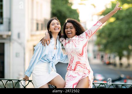 Porträt Von Zwei Multirassischen Weiblichen Freunden, Die Gemeinsam Im Freien Lachen Stockfoto