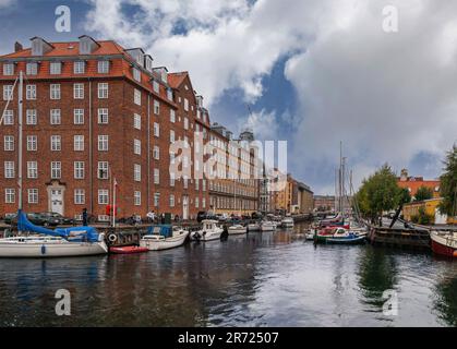 Kopenhagen, Dänemark - 14. September 2010: Blick auf den Wilderkanal im Viertel Chrisianshavn unter blauer Wolkenlandschaft. Hohe Wohnungen und Stockfoto