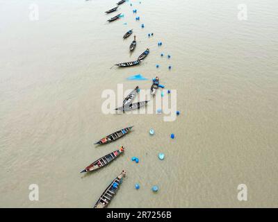 West Tootpara, Khulna, Bangladesch. 10. Juni 2023. Der Fluss Sibsa ist ein bedeutender und bekannter Fluss im Südwesten Bangladeschs in Bezug auf die Fischproduktion und die Einkommensquelle für viele Fischer, die in seiner Umgebung leben. Dieser Fluss ist von Sundarbans umgeben. Mehr als 100 Familien verdienen ihren Lebensunterhalt, indem sie in diesem Fluss Garnelen fangen. Diese Jahreszeit ist die richtige Zeit, um Garnelen zu fangen. Alle Fischer sind jetzt im Fluss, um Garnelen zu fangen (Kreditbild: © MD Harun oder Rashid/ZUMA Press Wire), NUR REDAKTIONELLE VERWENDUNG! Nicht für den kommerziellen GEBRAUCH! Stockfoto