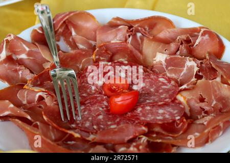 Auswahl an verschiedenen italienischen Wurstsorten. Salami, roher Schinken, Soppressata, Capocollo Stockfoto