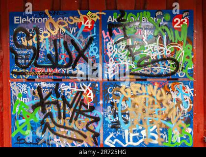 Kopenhagen, Dänemark - 14. September 2010: Christiania freetown. Nahaufnahme mehrschichtiger farbiger, unleserlicher Graffiti, unterteilt in vier Rechtecke Stockfoto