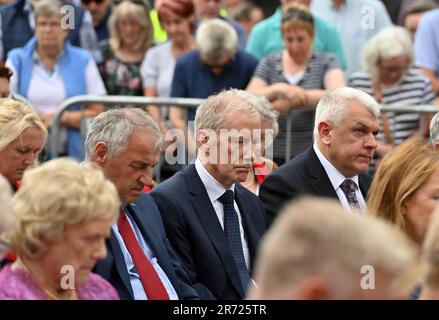 Gregory Campbell MP für East Londonderry (Zentrum) bei der Enthüllung einer neuen Gedenkstätte im Rathaus von Coleraine zum 50. Jahrestag des Bombenanschlags auf Coleraine in Co. Derry. Foto: Montag, 12. Juni 2023. Stockfoto