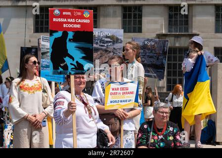 Ukrainischer Ökozid protestiert gegen die russischen Aktionen während ihres Krieges gegen die Ukraine. Findet in Whitehall, London, UK statt. Stockfoto
