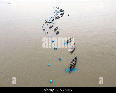 West Tootpara, Khulna, Bangladesch. 10. Juni 2023. Der Fluss Sibsa ist ein bedeutender und bekannter Fluss im Südwesten Bangladeschs in Bezug auf die Fischproduktion und die Einkommensquelle für viele Fischer, die in seiner Umgebung leben. Dieser Fluss ist von Sundarbans umgeben. Mehr als 100 Familien verdienen ihren Lebensunterhalt, indem sie in diesem Fluss Garnelen fangen. Diese Jahreszeit ist die richtige Zeit, um Garnelen zu fangen. Alle Fischer sind jetzt im Fluss, um Garnelen zu fangen (Kreditbild: © MD Harun oder Rashid/ZUMA Press Wire), NUR REDAKTIONELLE VERWENDUNG! Nicht für den kommerziellen GEBRAUCH! Stockfoto