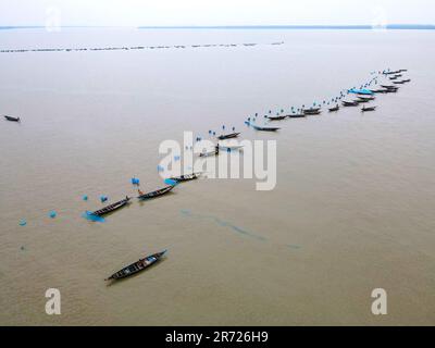 West Tootpara, Khulna, Bangladesch. 10. Juni 2023. Der Fluss Sibsa ist ein bedeutender und bekannter Fluss im Südwesten Bangladeschs in Bezug auf die Fischproduktion und die Einkommensquelle für viele Fischer, die in seiner Umgebung leben. Dieser Fluss ist von Sundarbans umgeben. Mehr als 100 Familien verdienen ihren Lebensunterhalt, indem sie in diesem Fluss Garnelen fangen. Diese Jahreszeit ist die richtige Zeit, um Garnelen zu fangen. Alle Fischer sind jetzt im Fluss, um Garnelen zu fangen (Kreditbild: © MD Harun oder Rashid/ZUMA Press Wire), NUR REDAKTIONELLE VERWENDUNG! Nicht für den kommerziellen GEBRAUCH! Stockfoto