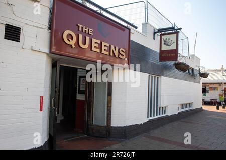 London, Großbritannien. 8. Juni 2023. Der Queens Pub in der Green Street, Upton Park, war bei den Fans von West Ham United beliebt, bevor der Club von Upton Park nach Stratford wechselte. Kredit: Mark Kerrison/Alamy Live News Stockfoto