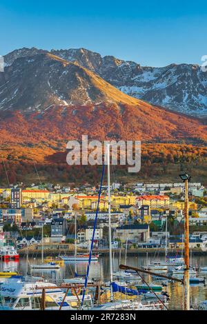 USHUAIA, ARGENTINIEN; APRIL 14 2022: Ushuaia Waterfront Cityscape, from Port view, argentina Stockfoto