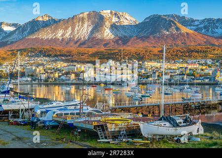 USHUAIA, ARGENTINIEN; APRIL 14 2022: Ushuaia Waterfront Cityscape, from Port view, argentina Stockfoto