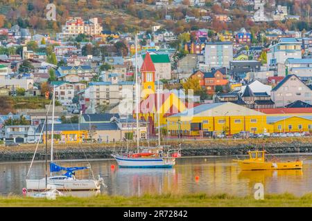 USHUAIA, ARGENTINIEN; APRIL 14 2022: Ushuaia Waterfront Cityscape, from Port view, argentina Stockfoto