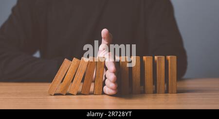 Problemlösung, Nahaufnahme der Geschäftsfrau, die auf dem Tisch Stürze fallen lässt, um ein Konzept zur Übernahme von Verantwortung zu entwickeln. Stockfoto