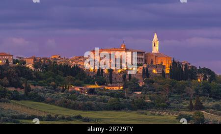 Der Abend fällt auf Pienza, einer kleinen, aber wunderschönen Stadt südöstlich von Siena im Val d'Orcia in der toskanischen Landschaft von Mittelitalien. Stockfoto