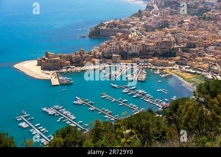 Erhöhte Aussicht auf den Hafen von Castellammare del Golfo. Trapani, Italien, Europa. Stockfoto