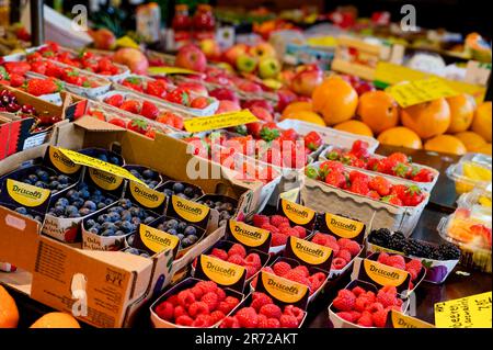 Berlin, Deutschland - 13. Mai 2020: Ein Marktstand mit verschiedenen bunten Obstsorten. Stockfoto