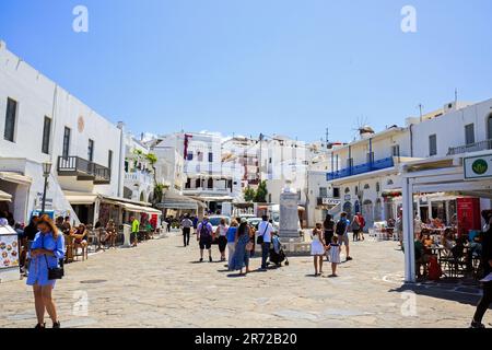 Chora, Mykonos, Griechenland, 2023. Der hübsche Hauptplatz in der Altstadt ist sehr beliebt bei Touristen, die die Insel besuchen, er ist voller Cafes und Restaurants Stockfoto