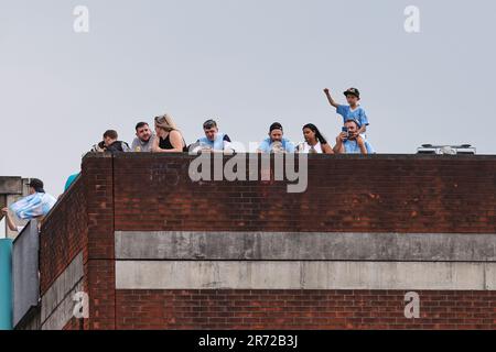 Manchester City Fans auf den Dächern, um die Manchester City's Treble Victory Parade am St. Peter's Square, Manchester, Großbritannien, zu sehen. 12. Juni 2023. (Foto von Mark Cosgrove/News Images) in, am 6. 12. 2023. (Foto: Mark Cosgrove/News Images/Sipa USA) Guthaben: SIPA USA/Alamy Live News Stockfoto