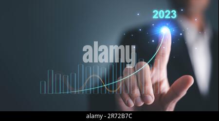 Wachstums- und Entwicklungsdiagramm des Unternehmens im neuen Jahr 2023. Planung, langfristige Investitionen, Chancen, Herausforderungen und Geschäftsstrategie im neuen Jahr 202 Stockfoto