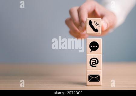 Hand Legen Holzblock Würfelsymbol Telefon, E-Mail, Adresse. Website-Seite Kontaktieren Sie uns oder E-Mail-Marketingkonzept Stockfoto