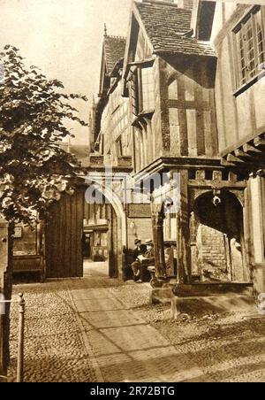 Ein 1933-Grad-Blick auf den Eingang zum Leicester Hospital, Warwick, Großbritannien, jetzt besser bekannt als das Lord Leycester Hospital oder einfach das Lord Leycester. Gespendet vom 12. Earl of Warwick im 14. Jahrhundert an die Vereinigung der Heiligen Dreifaltigkeit und St. George. Stockfoto