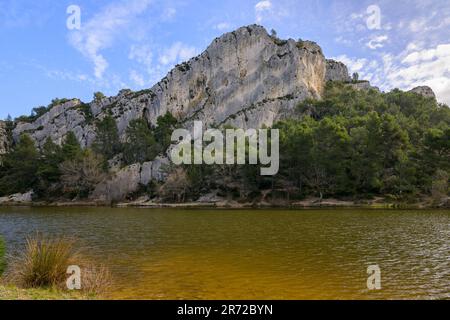 Lac de Peirou in den Alpilles (Provence, Frankreich) an einem sonnigen Tag im Frühling Stockfoto