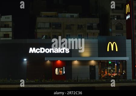 Kairo, Ägypten, Juni 10 2023: McDonald's Fast Food Restaurant, McDonald's Corporation ist ein amerikanisches multinationales Unternehmen, Macdonalds Gebäude mit FO Stockfoto