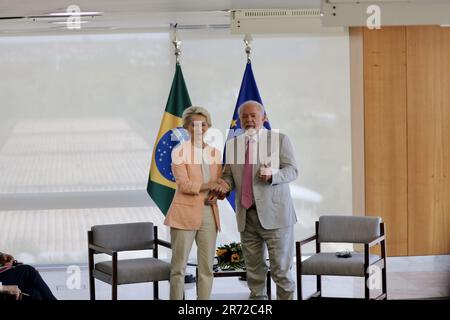 Brasilia, Distrito Federal, Brasilien. 12. Juni 2023. (INT) Treffen des Präsidenten der Europäischen Kommission im Palacio do Planalto. 12. Juni 2023. Brasilia, Distrito Federal, Brasilien: Der Präsident der Föderativen Republik Brasilien Luiz Inacio Lula da Silva und die Präsidentin der Europäischen Kommission Ursula von der Leyen trafen sich am Nachmittag des Monats Montag, den 12. Juni, im Planalto-Palast in Brasilia. (Kreditbild: © Frederico Brasil/TheNEWS2 via ZUMA Press Wire) NUR REDAKTIONELLE VERWENDUNG! Nicht für den kommerziellen GEBRAUCH! Stockfoto