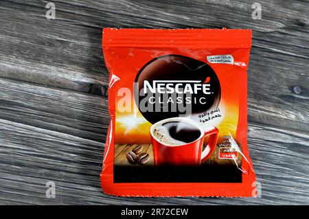 Kairo, Ägypten, Juni 10 2023: Nescafe classic Sachet, Nescafé ist eine Kaffeemarke von Nestlé, einem weltweiten Instantkaffee, der normalerweise zum Frühstück eingenommen wird Stockfoto