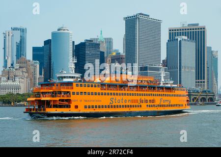 New York City, USA - 22. Mai 2023: Eine Fähre der Staten Island Ferry fährt vom Whitehall Terminal in Manhattan auf einem sonnigen Spri ab Stockfoto