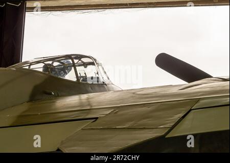 Ein Mosquito-Kampfbomber, der aus dem Hangar im De Havilland Aircraft Museum, Colney, Hertfordshire schaut Stockfoto
