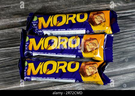 Kairo, Ägypten, Juni 10 2023: Cadbury Moro Chocolate Caramel Bar, eine köstliche Mischung aus knusprigen Erdnüssen, süßem Karamell und einem cremigen Zentrum alles bestrichen i Stockfoto