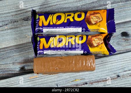 Kairo, Ägypten, Juni 10 2023: Cadbury Moro Chocolate Caramel Bar, eine köstliche Mischung aus knusprigen Erdnüssen, süßem Karamell und einem cremigen Zentrum alles bestrichen i Stockfoto