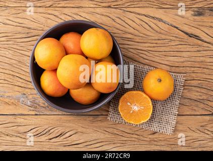 Cravo oder RosenZitronen in einer Schüssel über einem Holztisch. Stockfoto