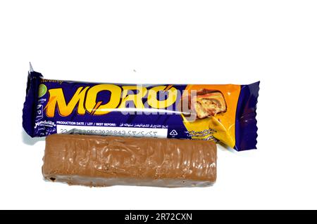 Kairo, Ägypten, Juni 10 2023: Cadbury Moro Chocolate Caramel Bar, eine köstliche Mischung aus knusprigen Erdnüssen, süßem Karamell und einem cremigen Zentrum alles bestrichen i Stockfoto