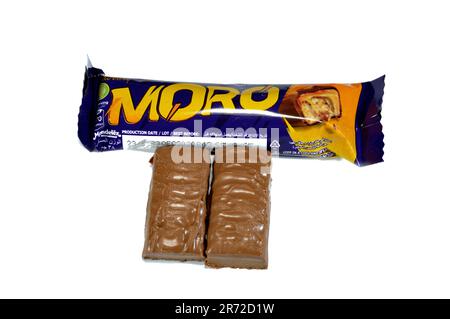 Kairo, Ägypten, Juni 10 2023: Cadbury Moro Chocolate Caramel Bar, eine köstliche Mischung aus knusprigen Erdnüssen, süßem Karamell und einem cremigen Zentrum alles bestrichen i Stockfoto