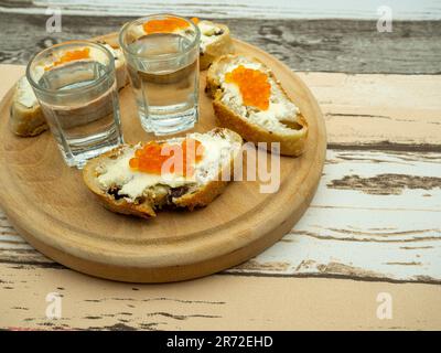 Fischrogen-Vorspeisen mit Gläsern und Wodka beiseite Stockfoto