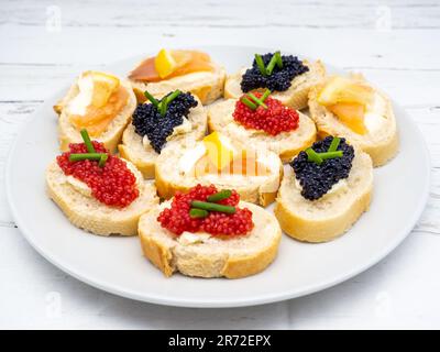 Teller mit verschiedenen Fischrogen-Vorspeisen Stockfoto