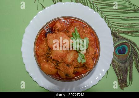 Köstliches würziges Kartoffelcurry, auch bekannt als Aloo ki sabji, indische Beilage Stockfoto