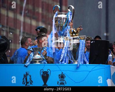 Manchester Citys Kalvin Phillips mit der Trophäe „Emirates FA Cup“, Phil Foden mit der Trophäe „Champions League“ und Bernardo Silva mit der Trophäe „Premier League“ während der Treble Parade in Manchester. Manchester City schloss die Treble (Champions League, Premier League und FA Cup) nach einem Sieg von 1-0 über Inter Mailand in Istanbul und sicherte ihnen den Ruhm der Champions League. Foto: Montag, 12. Juni 2023. Stockfoto