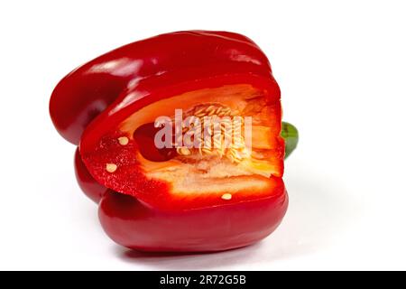 Geschnittene rote Paprika auf weißem Hintergrund Stockfoto