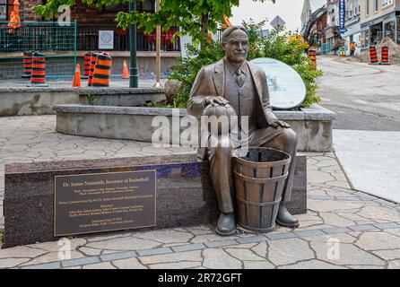 Statue von James Naismith, Erfinder des Basketball, in Almonte, Ontario, Kanada, Am 24. Mai 2023 Stockfoto