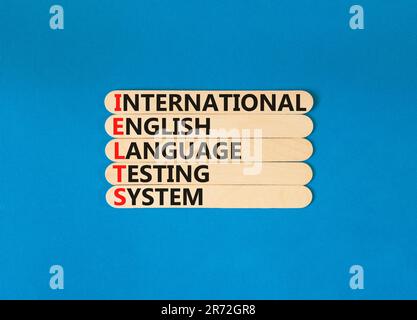 IELTS-Symbol. Konzeptbegriffe IELTS internationales englischsprachiges Testsystem auf Holzstab. Wunderschöner blauer Hintergrund. Business IELTS Internation Stockfoto